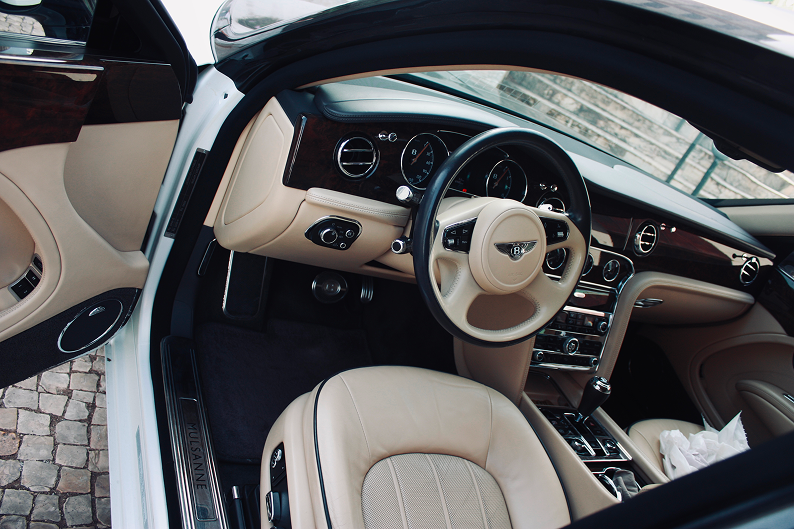 Bentley Mulsanne detail - Flying B hood mascot close-up