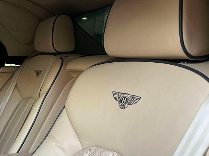 Executive chauffeur service featuring Bentley Mulsanne