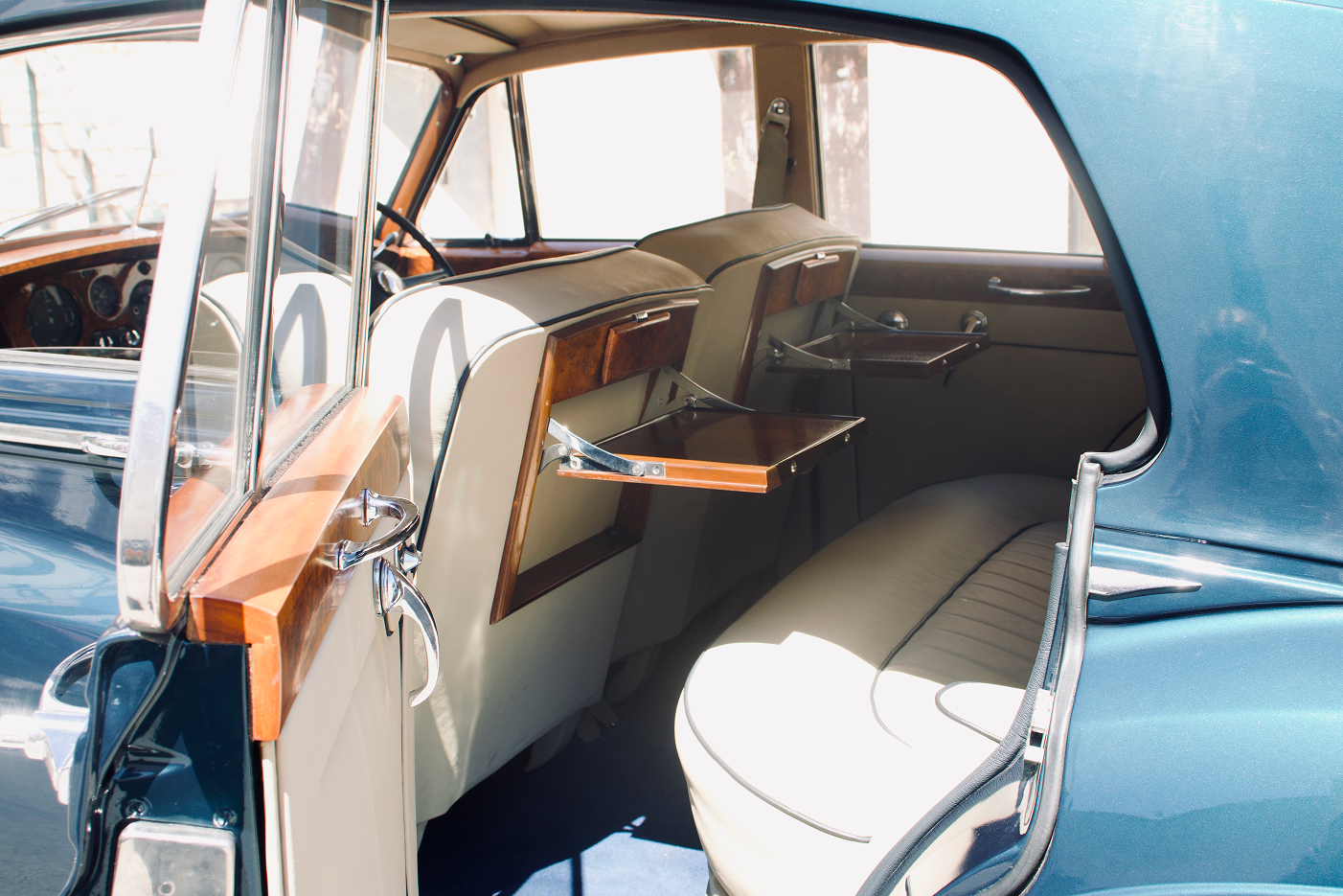 Rolls-Royce Silver Cloud II interior - rear picnic tables