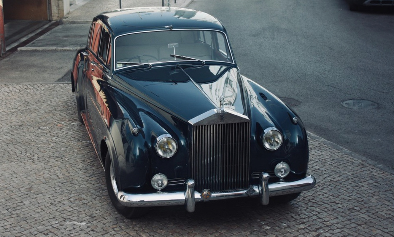 Rolls-Royce Silver Cloud II exterior - front three-quarter view