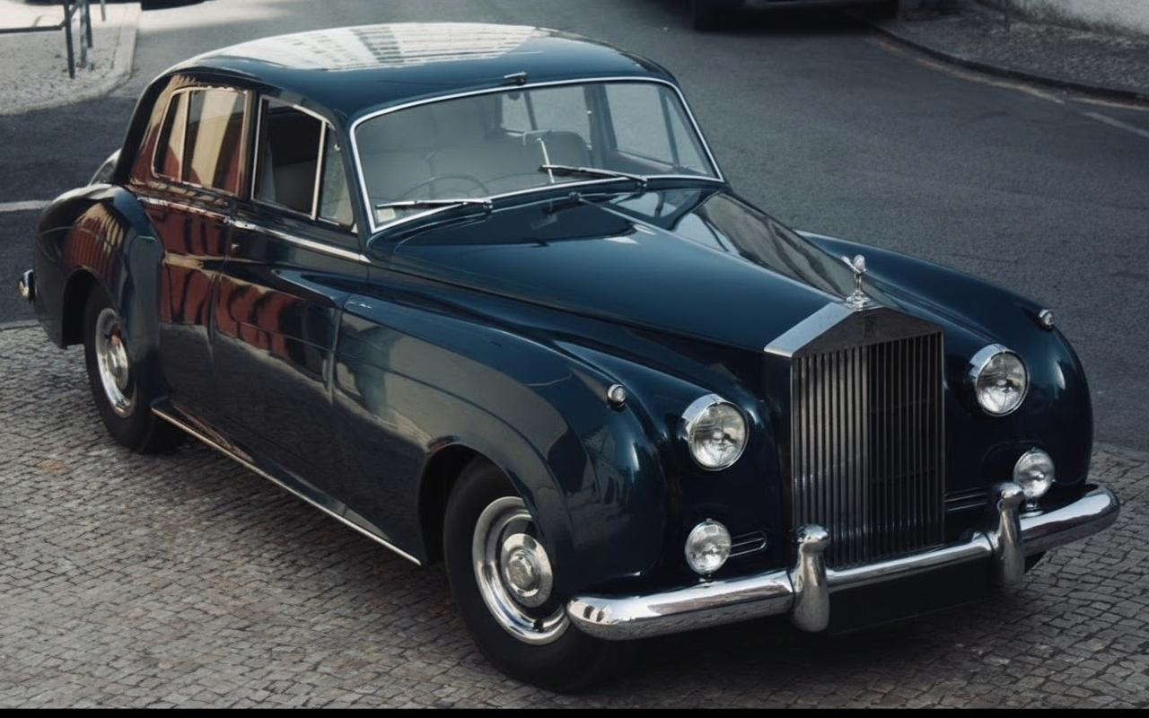 Rolls-Royce Silver Cloud II interior - rear seat and headliner