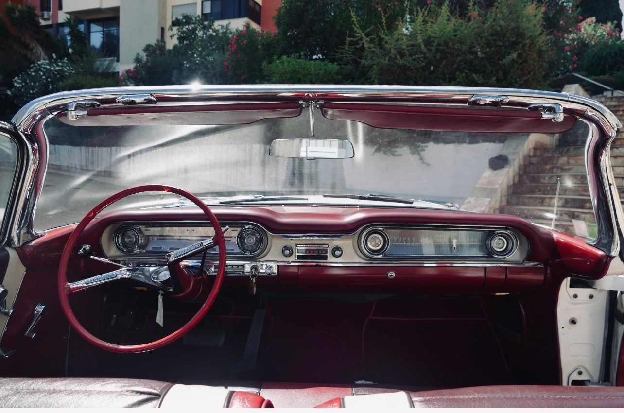 Oldsmobile Super 88 interior - dashboard and steering wheel