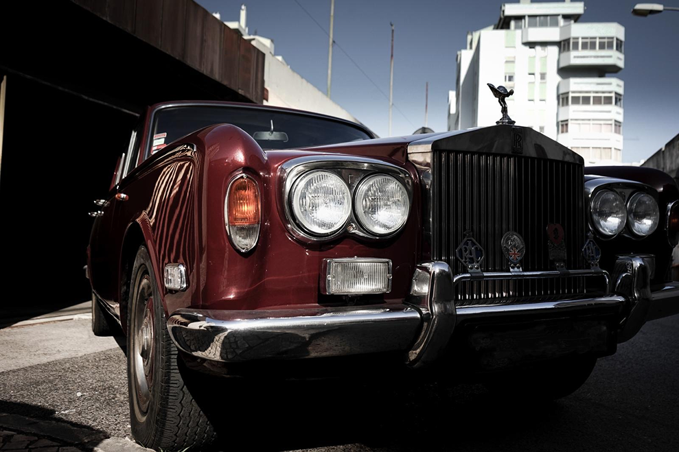 Rolls-Royce Silver Shadow exterior - low front three-quarter view